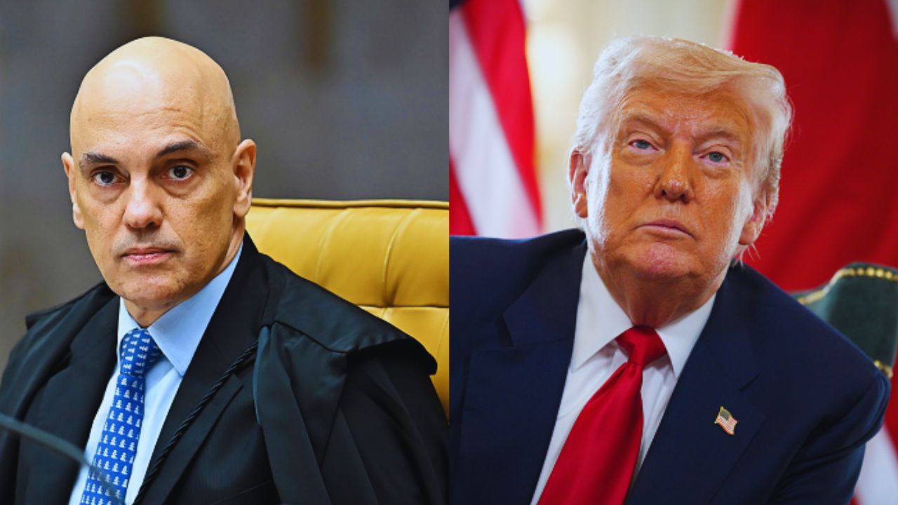 A imagem está dividida em duas partes. À esquerda, aparece o ministro Alexandre de Moraes, vestindo toga preta, camisa branca e gravata azul com desenhos brancos. À direita, aparece o presidente dos EUA, Donald Trump, usando terno azul-marinho, camisa branca e gravata vermelha. Um pequeno pin com a bandeira dos Estados Unidos está preso à lapela de seu paletó. Ao fundo, vê-se bandeiras em vermelho, branco e azul, sugerindo um ambiente governamental. Ele também olha em direção à câmera, com expressão neutra.