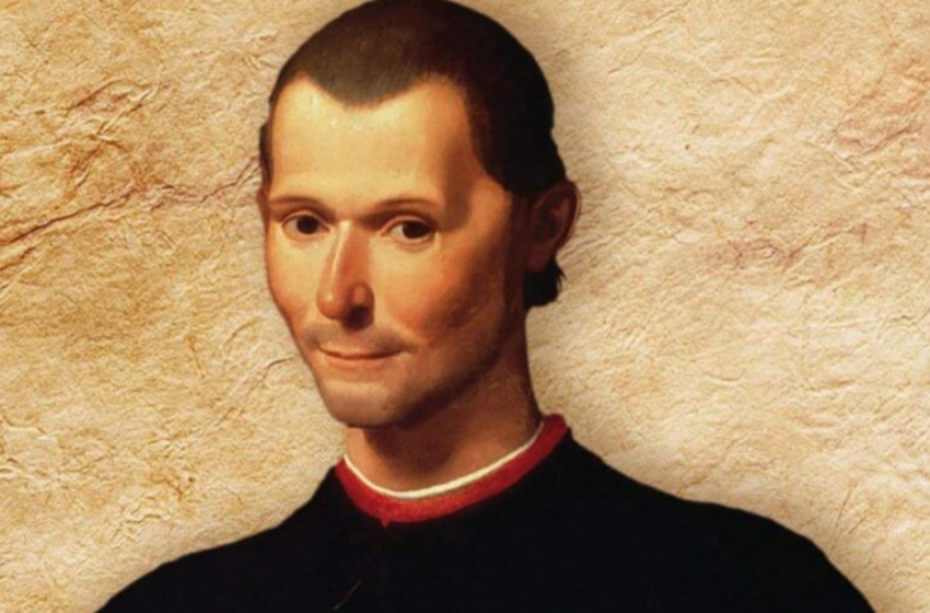 A imagem mostra um retrato clássico de Nicolau Maquiavel, filósofo e político renascentista italiano. Ele aparece de frente, com o rosto levemente inclinado para a esquerda e um olhar direto e enigmático. Seu cabelo é castanho-escuro, bem curto e rente à cabeça. Maquiavel veste uma túnica preta com gola alta, adornada por uma fina borda vermelha. O fundo é simples, em tom bege texturizado, lembrando papel antigo ou parede envelhecida, o que dá ao retrato um ar histórico e solene.